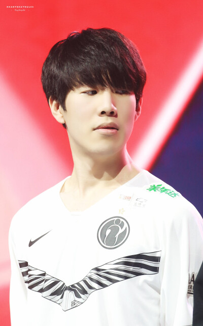 一个展现实 一个展现实